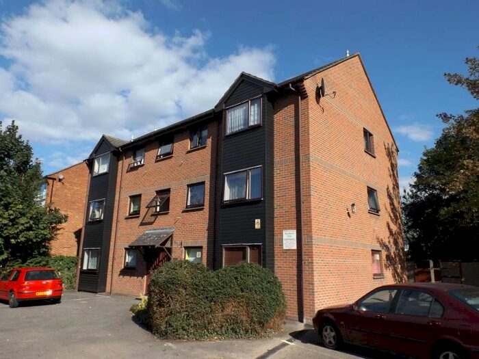 2 Bedroom Flat To Rent In Slough, Berkshire, SL1