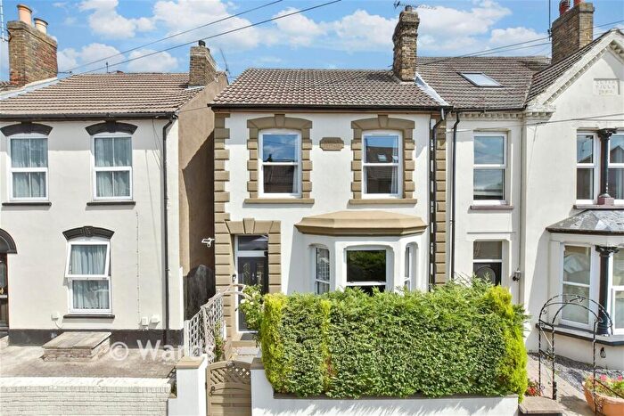 3 Bedroom End Of Terrace House For Sale In Kingswood Road, Gillingham, Kent, ME7