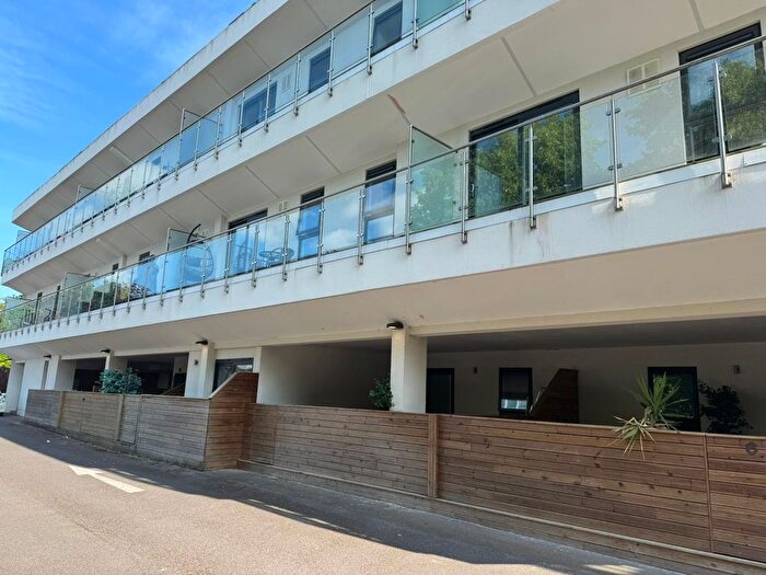 1 Bedroom Flat To Rent In Russell Way, Crawley, RH10