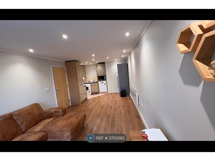 2 Bedroom Flat To Rent In Lanadron Close, Isleworth, TW7