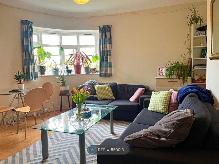 4 Bedroom Flat To Rent In Poynders Gardens, London, SW4