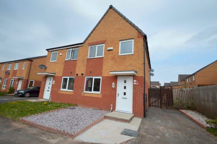 3 Bedroom House To Rent In Chassen Close, Manchester, M11