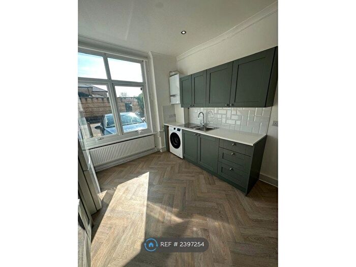 3 Bedroom Flat To Rent In Hutton Grove, London, N12