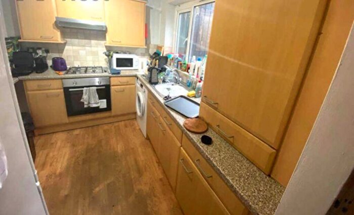 4 Bedroom House To Rent In Hyde Park Close, Leeds, LS6