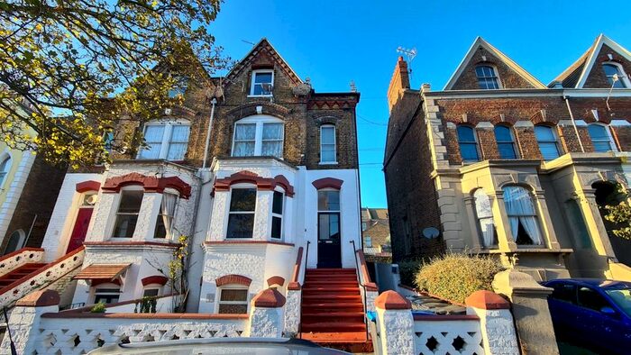 2 Bedroom Flat To Rent In North Avenue, Ramsgate, Kent, CT11