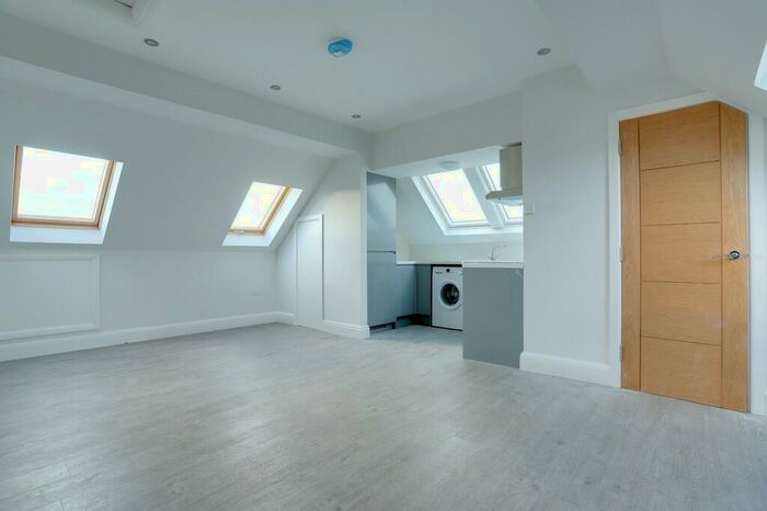 1 Bedroom Apartment To Rent In St. Albans Road East, Hatfield, AL10