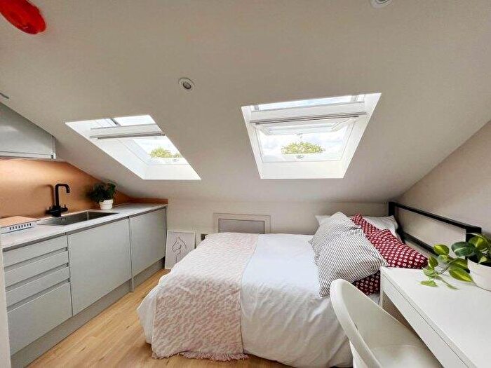 Studio To Rent In Hawks Road, KT1