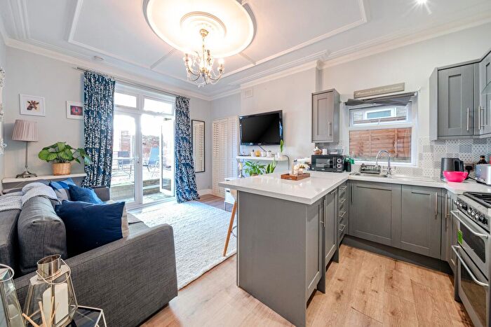 2 Bedroom Flat For Sale In Kingscourt Road, Streatham Hill, London, SW16
