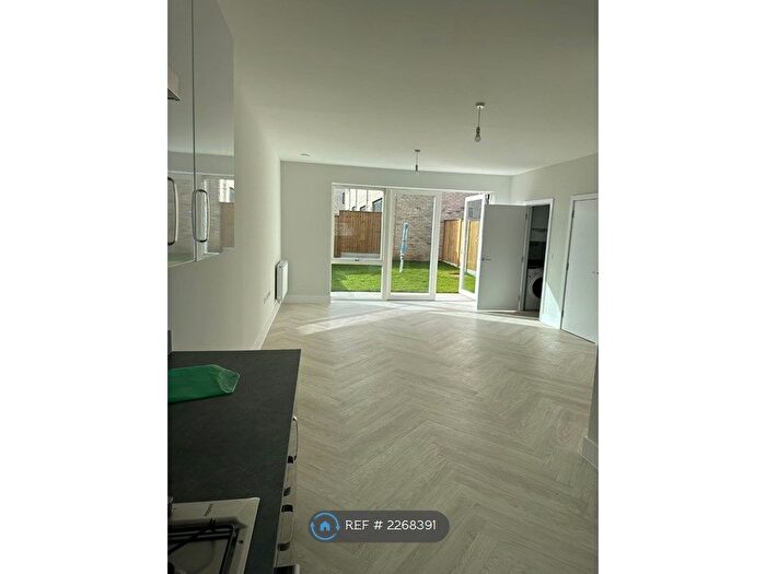 4 Bedroom Semi-Detached House To Rent In Bramble Road, Bristol, BS10