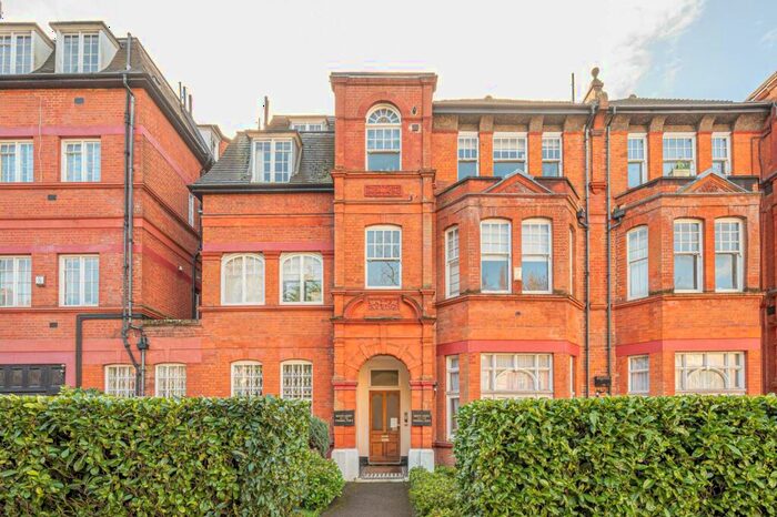 3 Bedroom Flat To Rent In Frognal, Hampstead, London, NW3