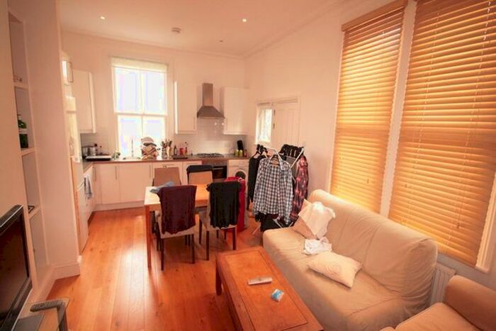 3 Bedroom Flat To Rent In Cranworth Gardens, Oval, SW9
