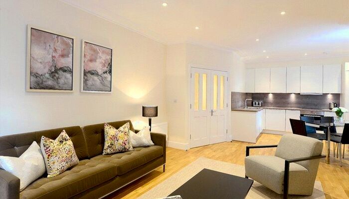 3 Bedroom Flat To Rent In Hamlet Gardens, Ravenscourt Park, London, W6