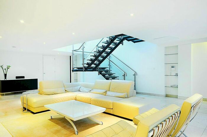 3 Bedroom Flat To Rent In Goswell Road, Clerkenwell, London, EC1V