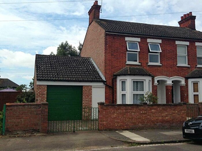 3 Bedroom Semi-Detached House To Rent In All Saints Road, Bedford, MK40