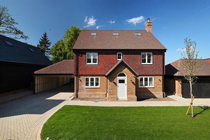 4 Bedroom Detached House For Sale In Paddock Grove, Effingham, KT24