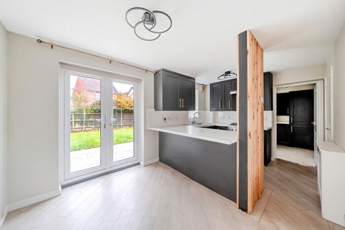 3 Bedroom Semi Detached House To Rent In Kaye Don Way Weybridge, KT13