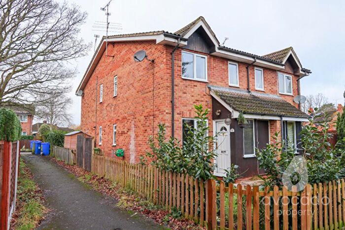 1 Bedroom End Of Terrace House For Sale In Chiltern Avenue, Farnborough, Hampshire, GU14
