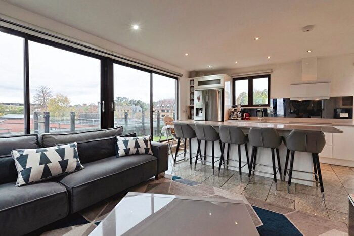 3 Bedroom Flat For Sale In High Road, London, E18