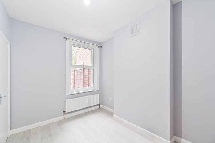 2 Bedroom Flat To Rent In Gilbey Road, Tooting Broadway, London, SW17