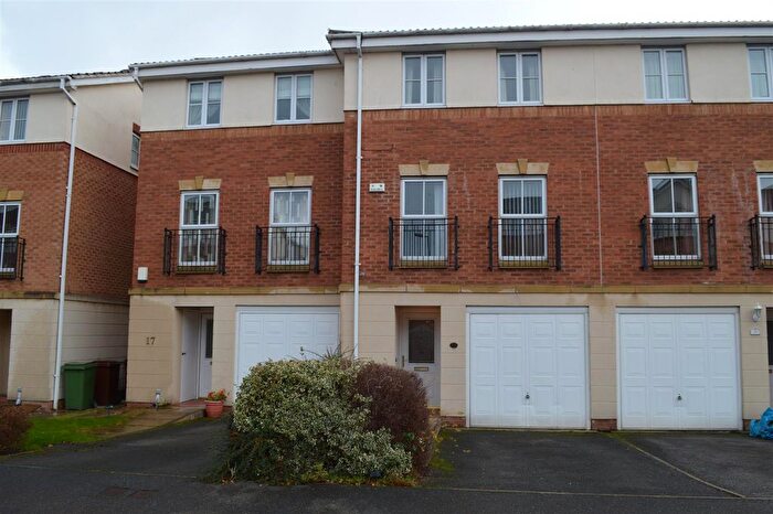 3 Bedroom Mews To Rent In Brackendale Road, Wakefield, WF2
