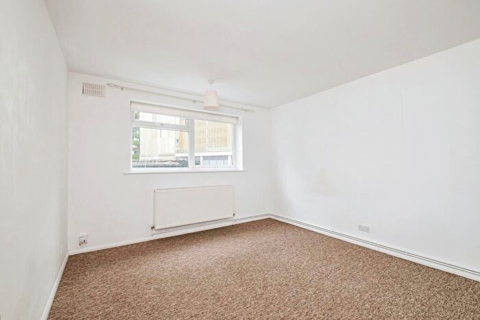 2 Bedroom Flat For Sale In Goldsworth Road, Woking, Surrey, GU21