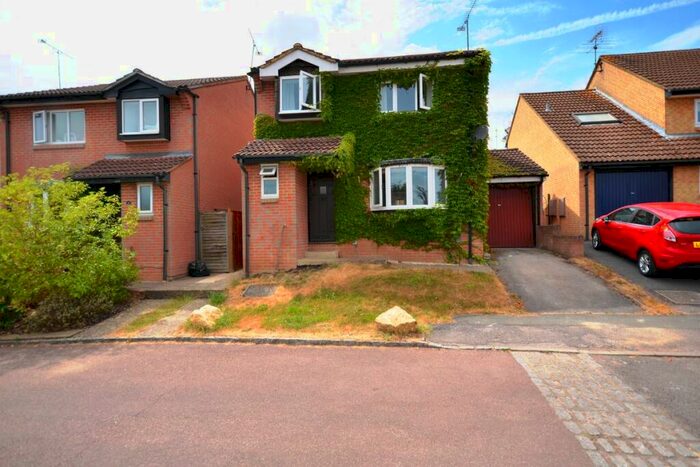 4 Bedroom Detached House To Rent In Chaffinch Close, Wokingham, RG41