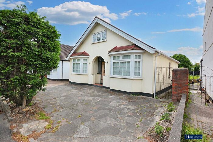 3 Bedroom Chalet For Sale In Ardleigh Green Road, Borders Of Emerson Park, Hornchurch, RM11