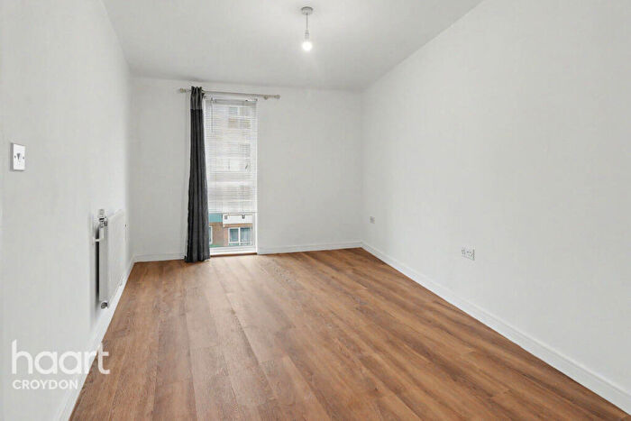2 Bedroom Flat To Rent In Cabot Close, Croydon, CR0