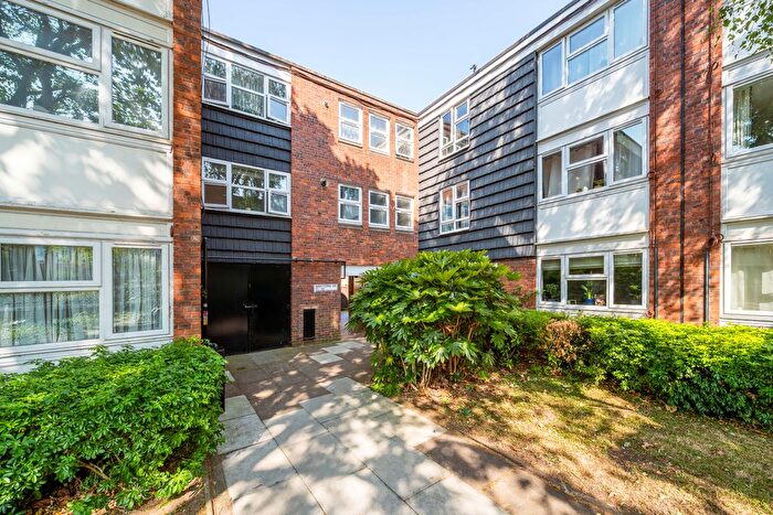 3 Bedroom Flat For Sale In Wayford Street, London, SW11