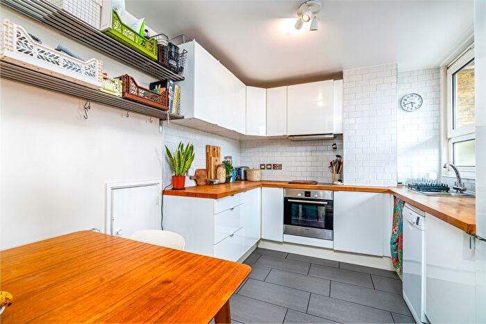 2 Bedroom Flat For Sale In Tottenham Road, Islington, London, N1