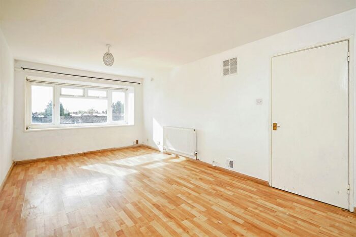 2 Bedroom Flat For Sale In Leiden Road, Headington, Oxford, OX3