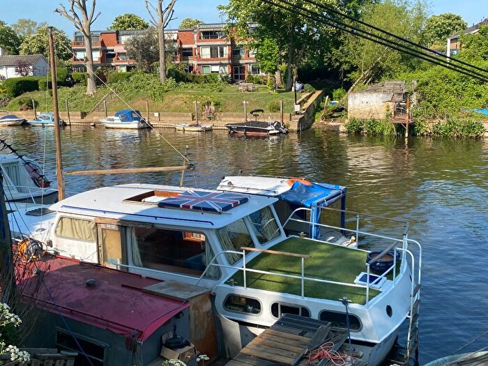 1 Bedroom House Boat For Sale In Ash Island, East Molesey, Surrey, KT8