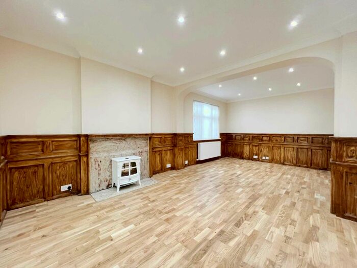 5 Bedroom Semi-Detached House To Rent In Woodside Close, Surbiton, KT5