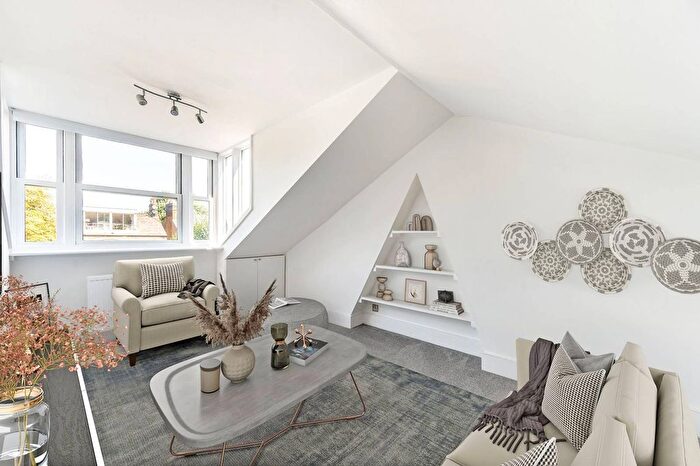 2 Bedroom Flat To Rent In Cambridge Gardens, North Kensington, London, W10