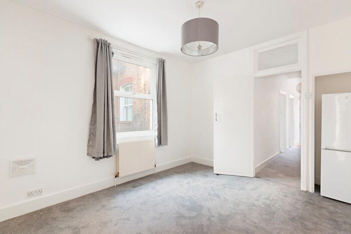 2 Bedroom Flat To Rent In Penwith Road, Earlsfield, SW18