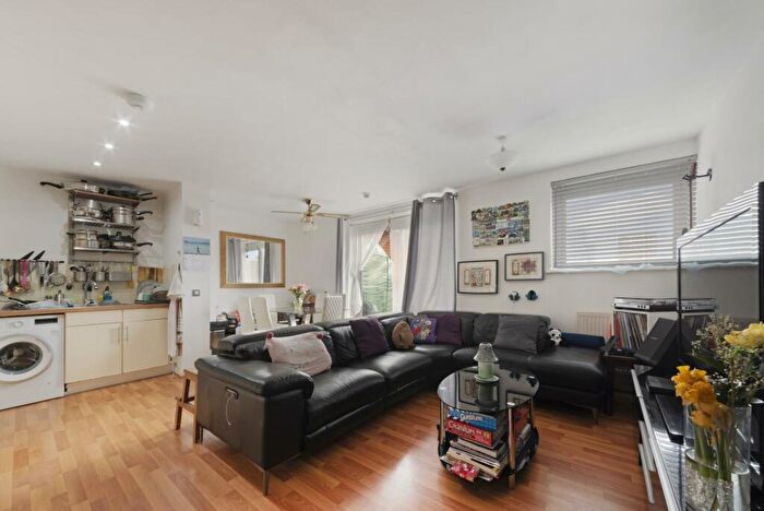 3 Bedroom Flat For Sale In Explorers Court, Newport Avenue, E14