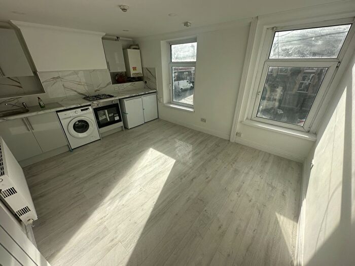 3 Bedroom Flat To Rent In Flat, Mackintosh Place, CF24