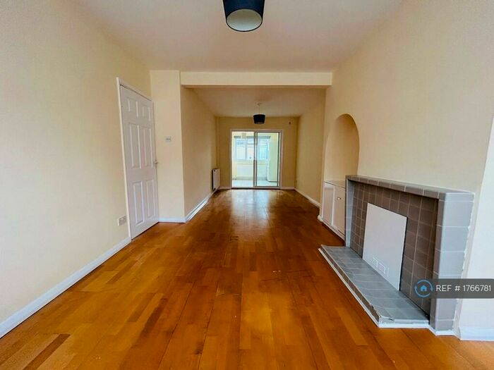 3 Bedroom Semi-Detached House To Rent In Ley Street, Ilford, IG2