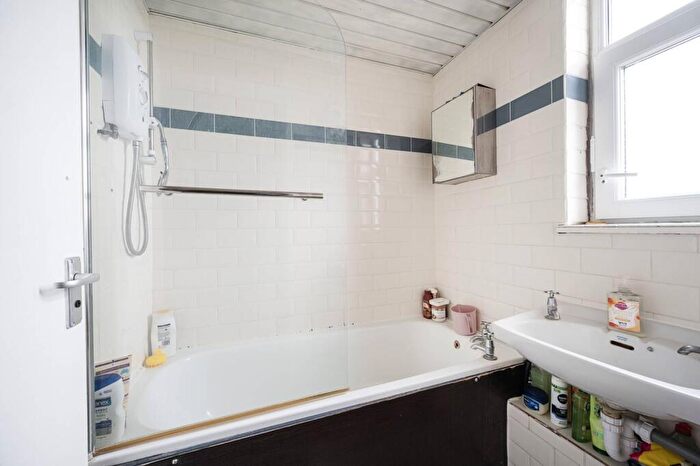2 Bedroom Flat For Sale In Commercial Street, Limehouse, London, E1