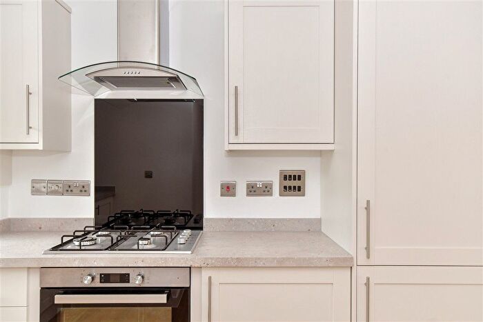2 Bedroom Flat For Sale In Brigadier Gardens, Ashford, Kent, TN23