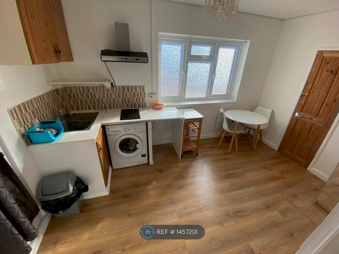 Studio To Rent In Effingham Road, Croydon, CR0