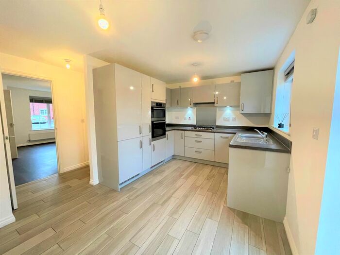 3 Bedroom Semi-Detached House To Rent In Heathfields Crescent, New Rossington, DN11