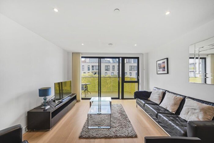 2 Bedroom Apartment To Rent In Kensington Apartments, Commercial Street, E1