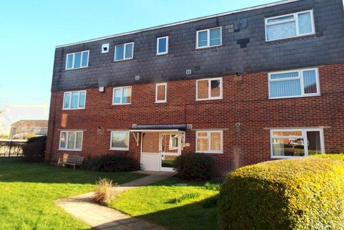 2 Bedroom Flat To Rent In Charminster Close, Swindon SN3
