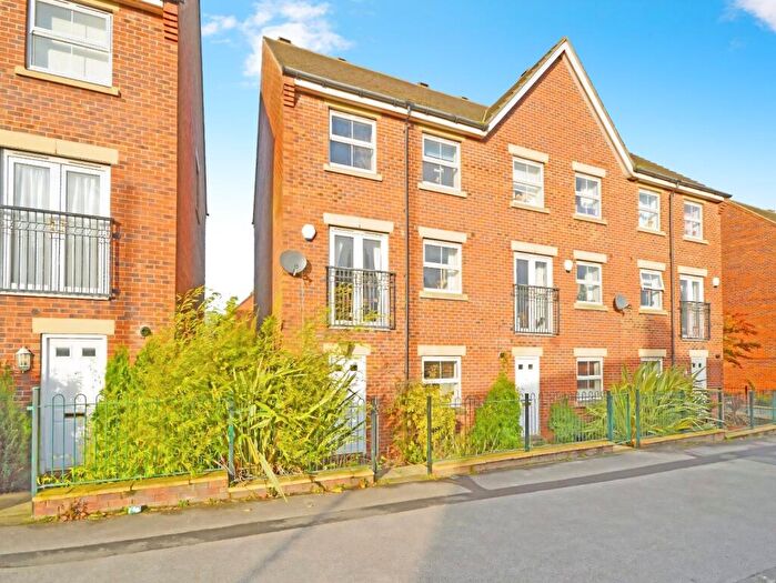 4 Bedroom End Of Terrace House To Rent In Meadow Croft, Drighlington, Bradford, West Yorkshire, BD11