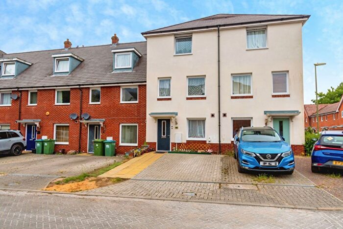 4 Bedroom Town House For Sale In Colby Street, Southampton, Hampshire, SO16