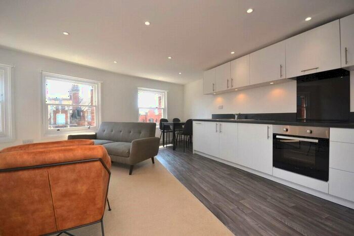 2 Bedroom Apartment To Rent In High Street, Reading, Berkshire, RG1