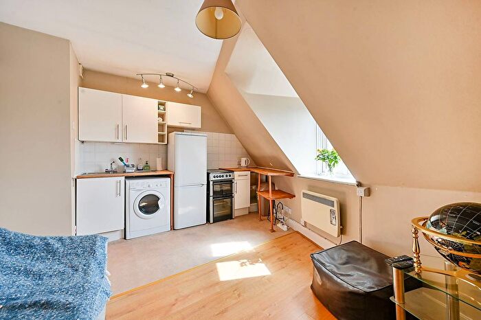 1 Bedroom Flat For Sale In Staines Road, Twickenham, TW2