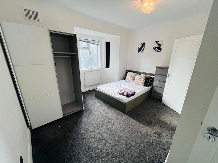 3 Bedroom Flat To Rent In Warwick Lodge, London, NW2