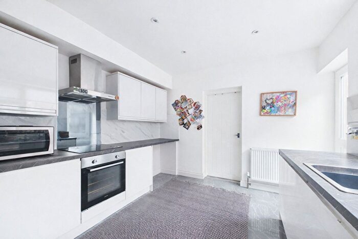 2 Bedroom Maisonette For Sale In St. Georges Road, Aldershot, Hampshire, GU12